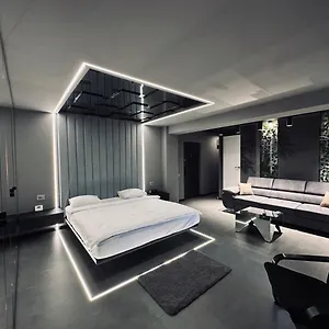 https://the-hatz.bucharesthotelsnow.com